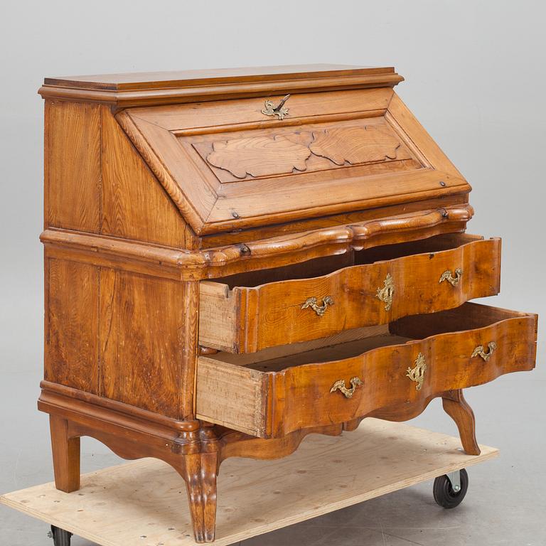 SKRIVBYRÅ, senbarockstil, 1900-tal.