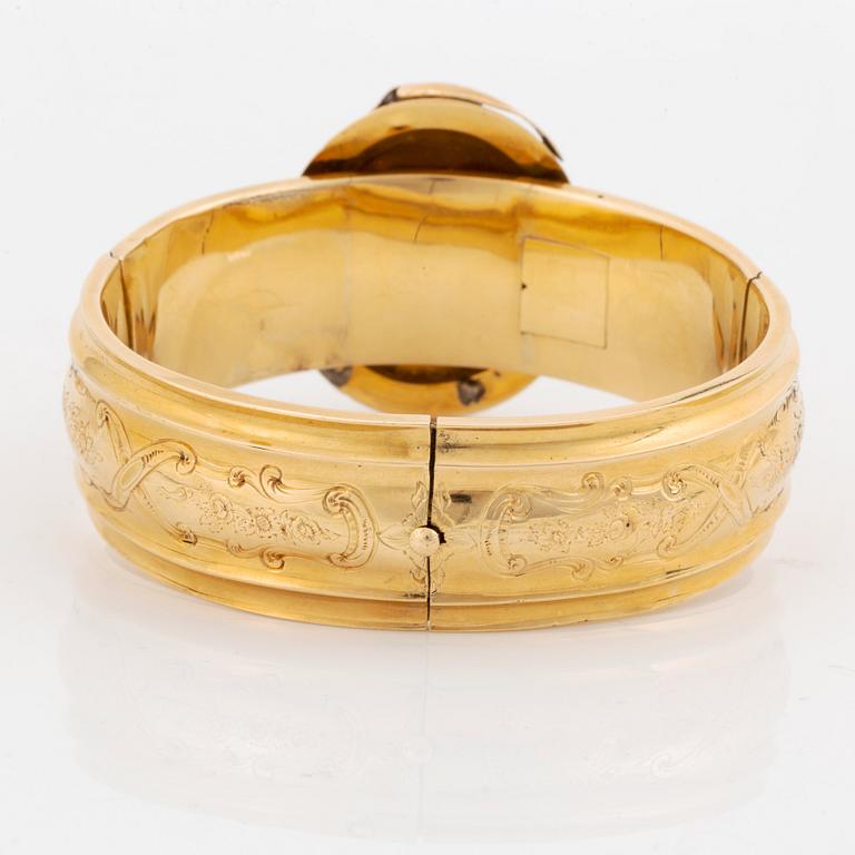 A G Möllenborg 18K gold demi parure comprising a bracelet, a brooch and a pair of earrings.