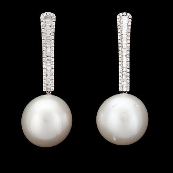 1007. A pair of cultured South sea pearls, app. 17 mm, and diamond earrings, tot. app. 2 cts.