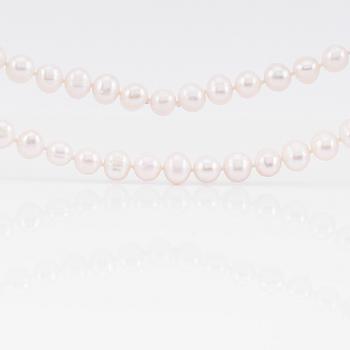HALSBAND, vittonade odlade sötvattenspärlor.