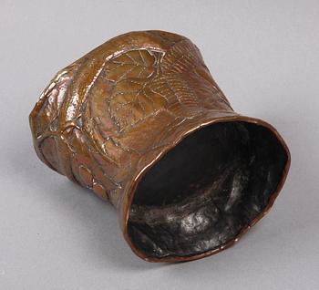 VAS, koppar, Jugend, 1900-talets första hälft. Design: Harald Linder, stämpelsign.