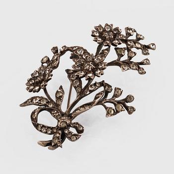 SPÄNNE och BROSCHER, 4 st, silver samt paste, delvis Lindbergs Silversmide, Stockholm, 1951. Vikt 83,1 gram.