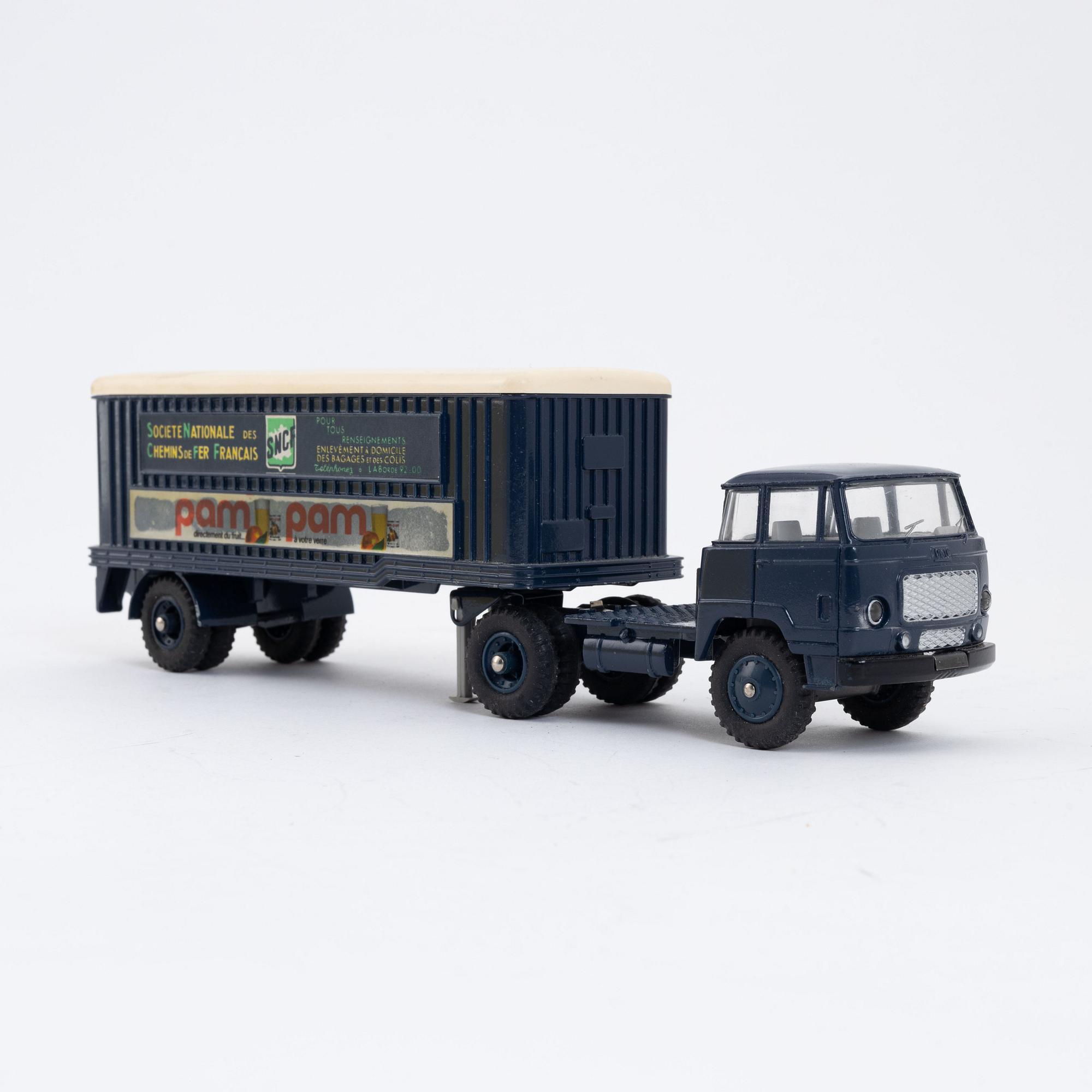 A toy truck, Tracteur Unic et Semi-Remorque SNCF 803, Dinky Toys.