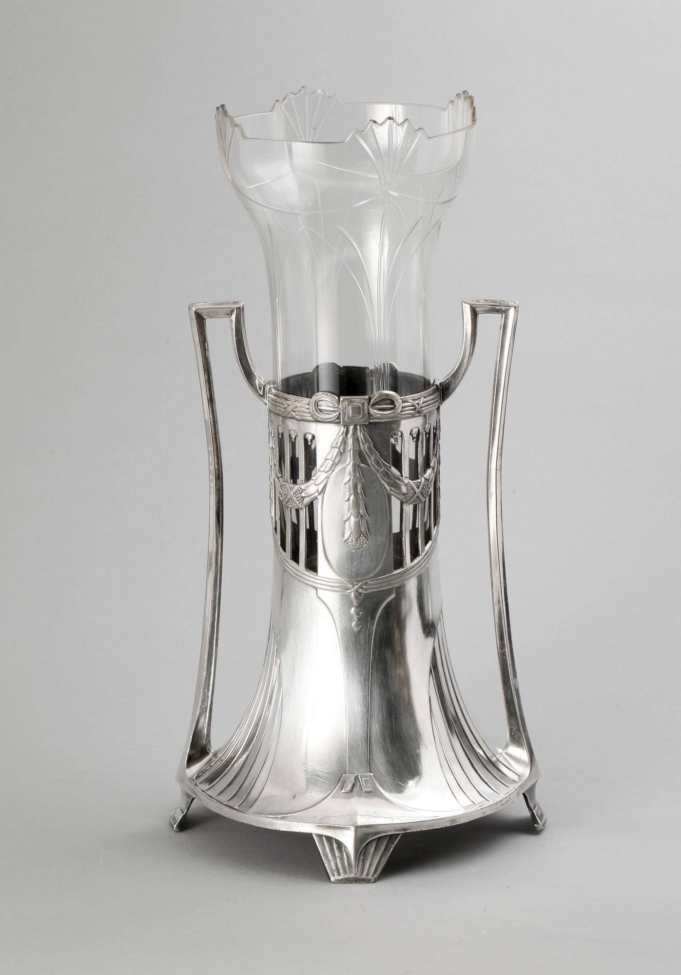 VAS, jugend, vitmetall och glas, tidigt 1900-tal.