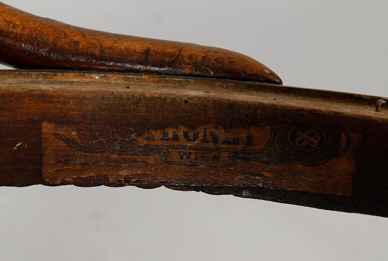 STOLAR, 1 par, Thonet samt KLÄDHÄNGARE, 1900-talets första hälft.