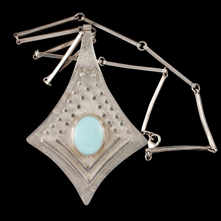 COLLIER, silver samt cabochonslipad turkos, Silverkällan Silversmedjan, Vänersborg, 2001. Vikt 40 g.