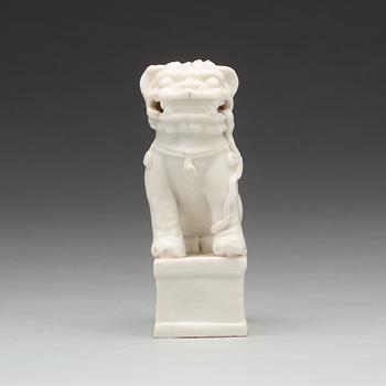 RÖKELSEHÅLLARE, blanc de chine. Qingdynastin, Kangxi (1662-1722).