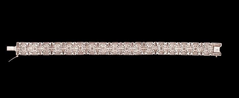 ARMBAND, 14K vitguld, diamanter tot. ca 4,50 ct. Vikt ca 27 g.
