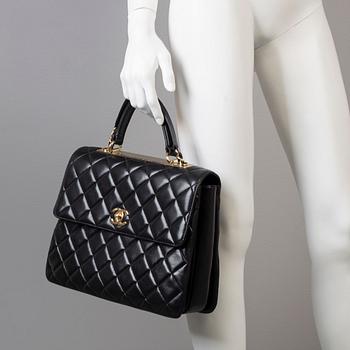 A bag by Chanel, "Grand sac à rabat avec poignée" 2017.