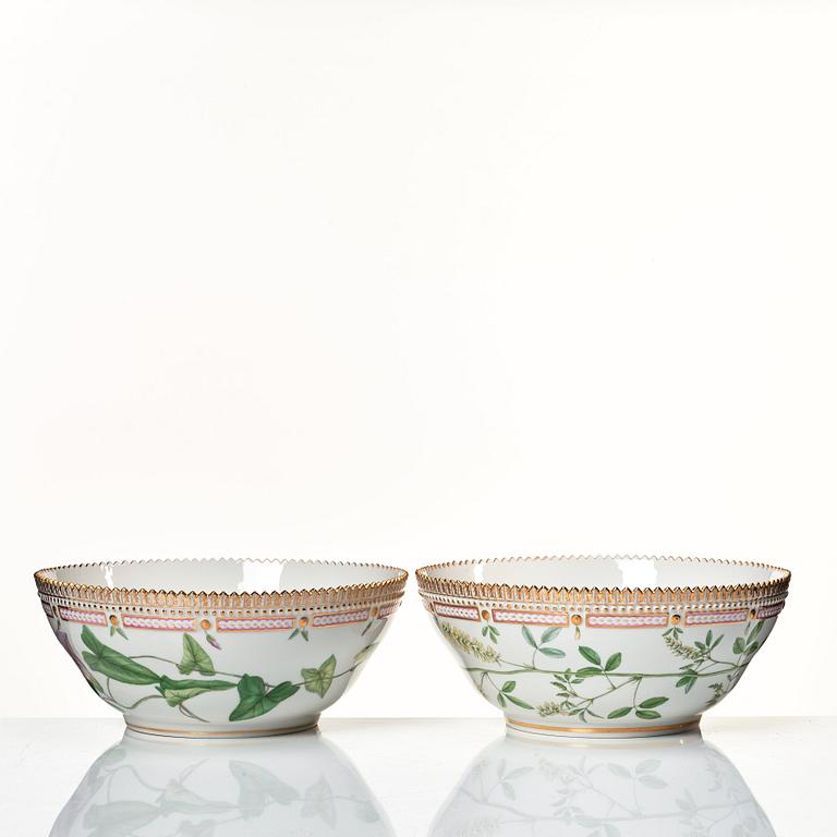 Skålar, två stycken, porslin. Royal Copenhagen, "Flora Danica", Danmark, 1900-tal.