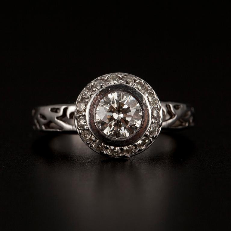 RING, vitguld 14K, briliantslipade diamanter totalt 0,76 ct. (1x 0,60 ct och 16x 0,01ct).