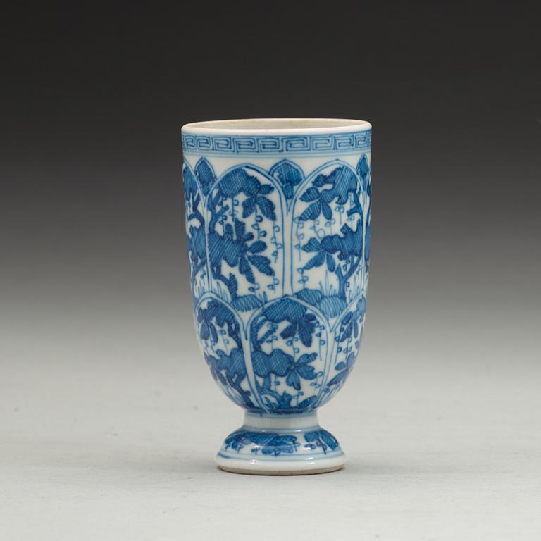 KOPP med FAT och BÄGARE, porslin. Qingdynastin, Kangxi (1662-1722).