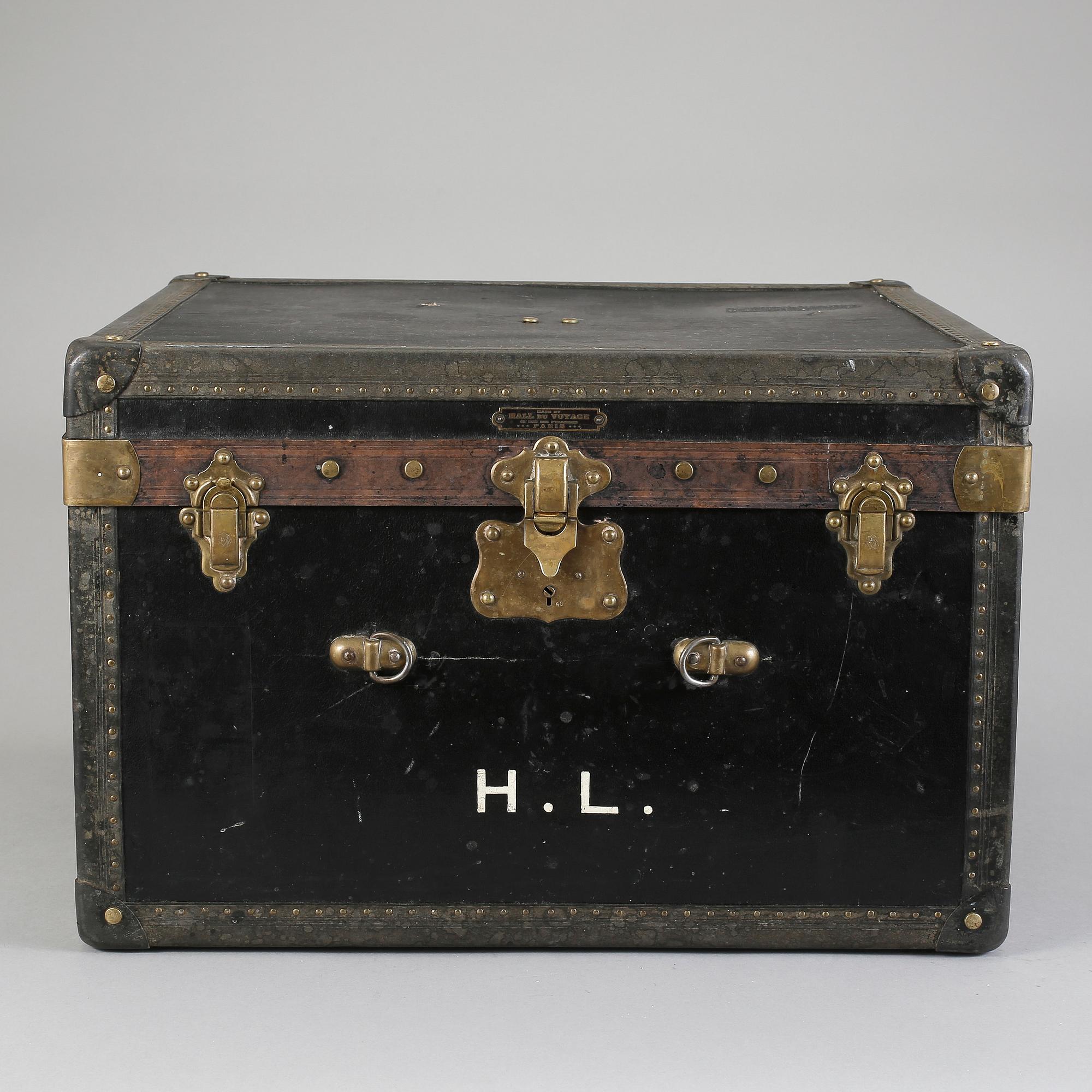 KOFFERT, "Hall du Voyage", trä, Paris, Frankrike.