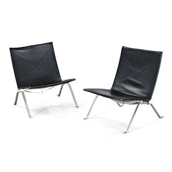 A pair of "PK22" chairs, designed by Poul Kjaerholm, made by Fritz Hansen in 1989.