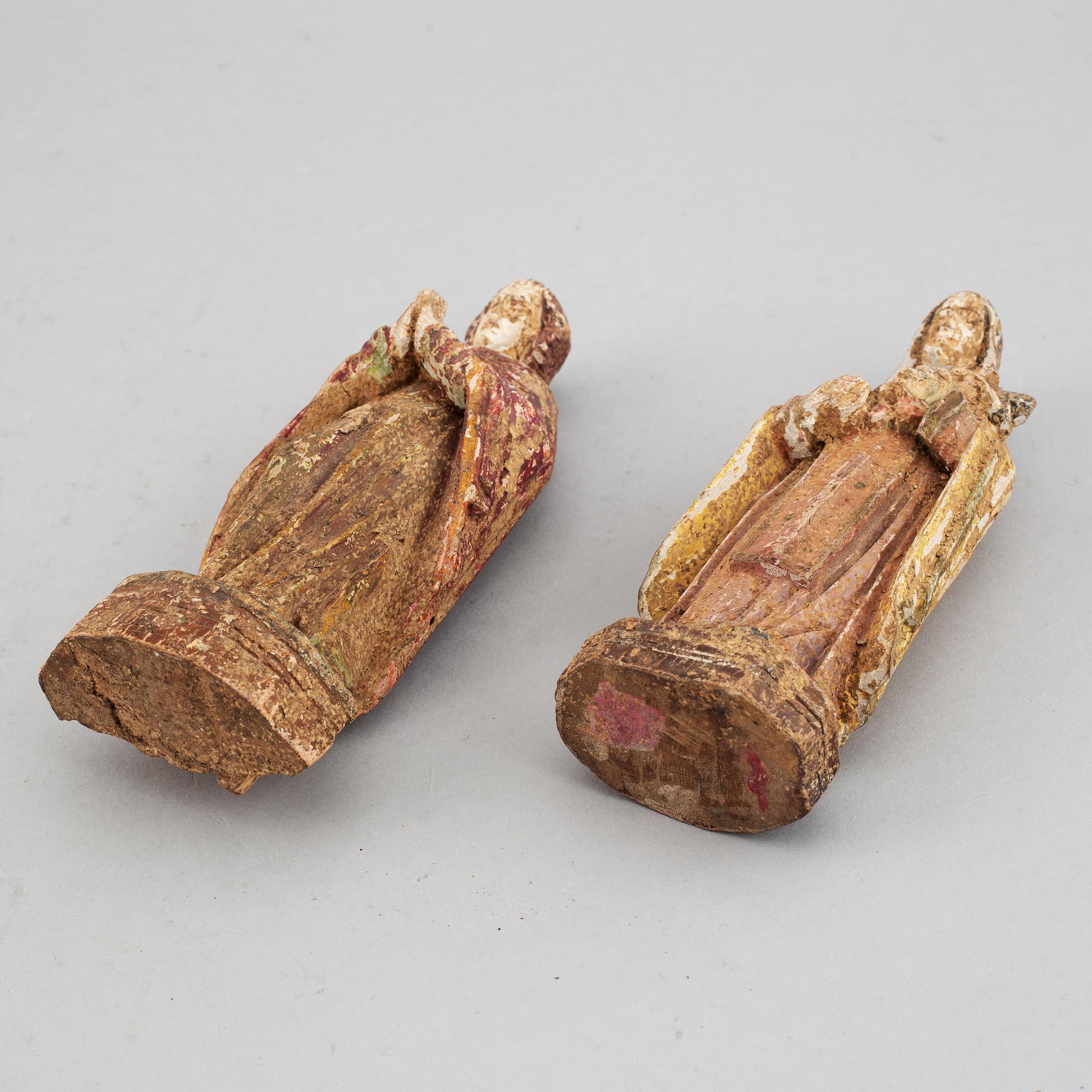 A pair of wooden figures around 1800.