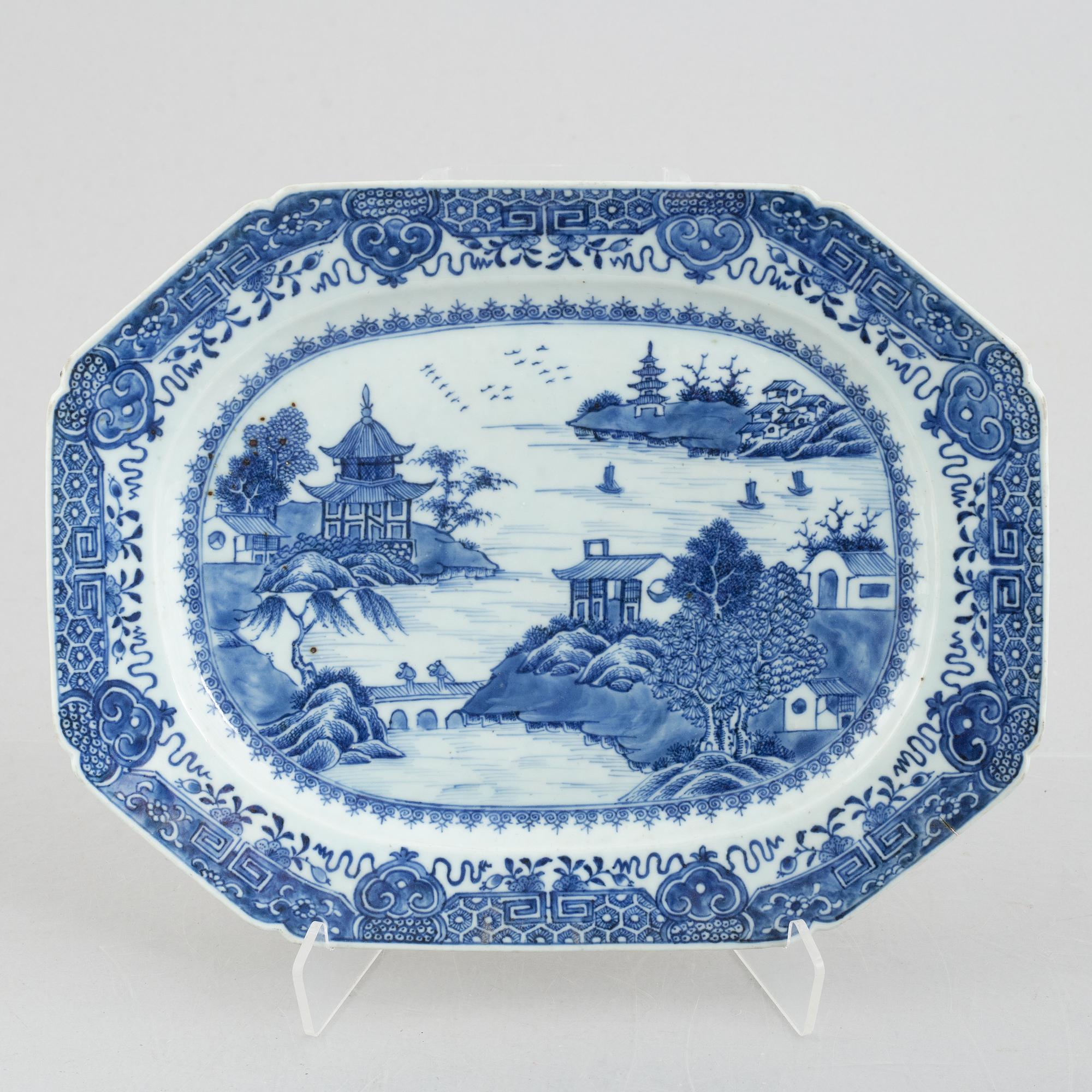 Four blue and white pieces of export porcelain, China, Qianlong (1736-95).