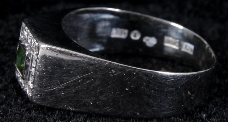 RING, vitguld, briljanter samt grön sten. Tot vikt 4 gram.