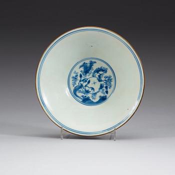 A blue and white Transitional bowl, 17th Century.