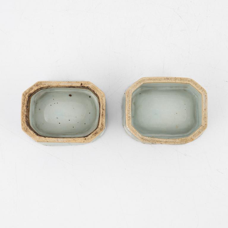 A pair of Chinese blue and white exportporcelain salt cellars, Qing dynasty, 19th century.