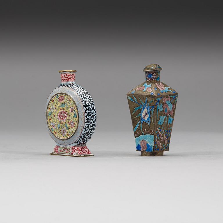 An enamel on copper and and enamel on silver snuff bottle, Qing dynasty, (1644-1912).