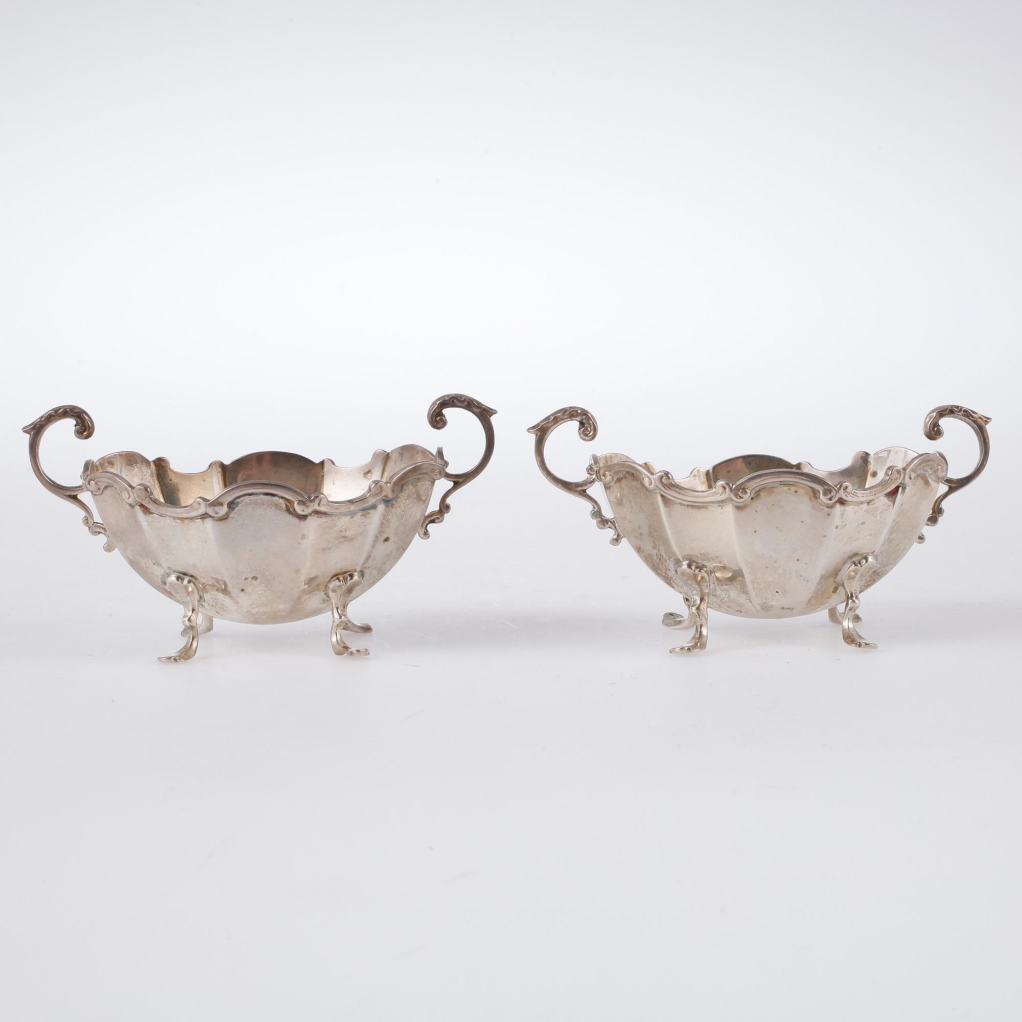 SALTKAR, ett par, silver, Israel Sigmond Greenberg Birmingham, 1913-14. Vikt ca 88 g.