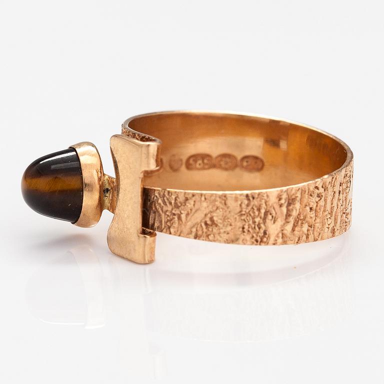 A 14K gold ring with a tiger's eye. Jalosepot Oy, Lahti 1968.