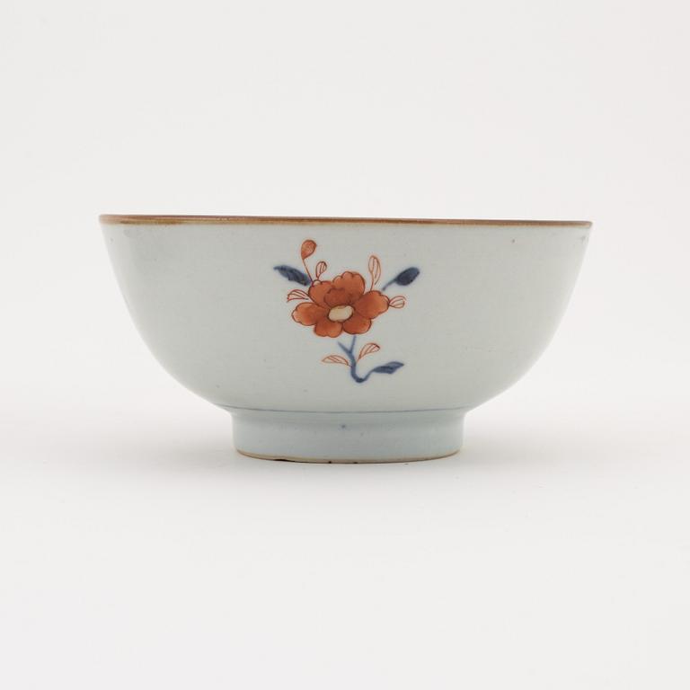 A set with two imari dishes and a bowl, Qing dynasty, early 18th Century.