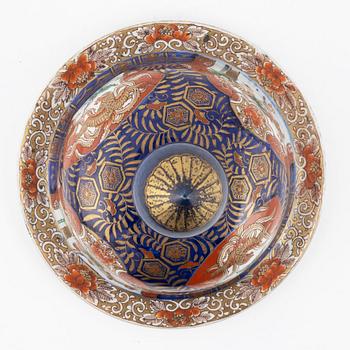 A Japanese imari porcelain urn with cover, 20th century.