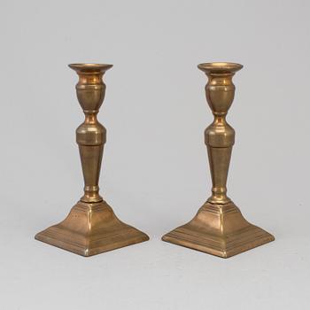 LJUSSTAKAR, ett par, brons, 1800-talets första hälft.