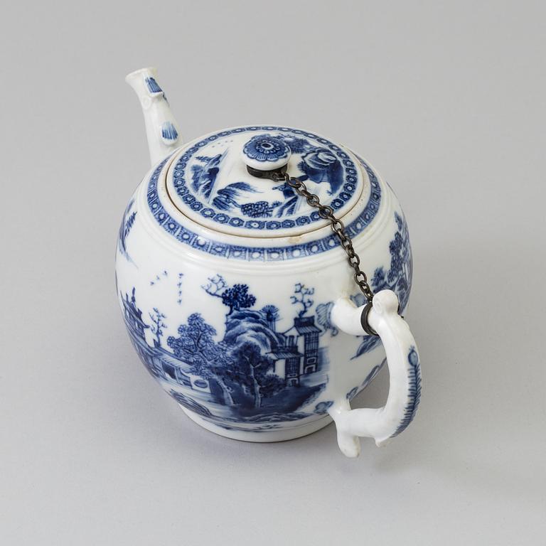 A blue and white export porcelain teapot with cover, Qing dynasty, Qianlong (1736-95).