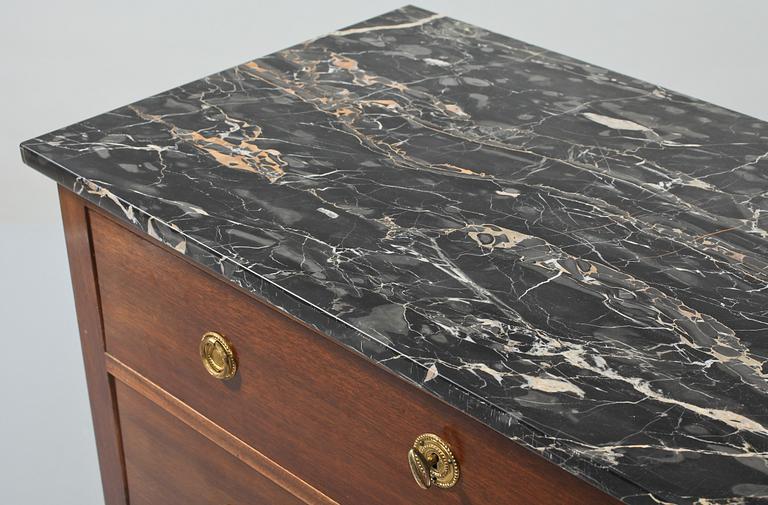 BYRÅ, gustaviansk stil, 1900-talets första hälft.