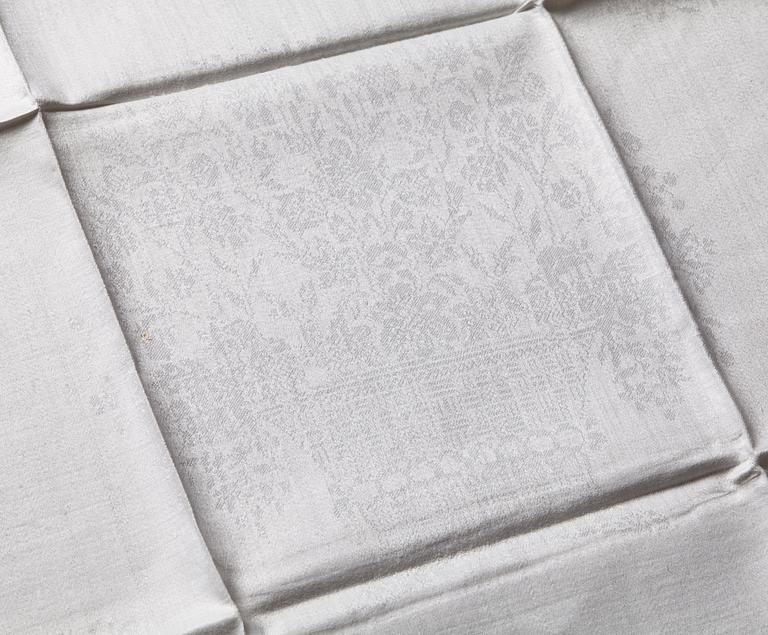 A TABLE CLOTH AND NAPKINS, 24 pieces, linen damask, the table cloth is dated 1827, ca 560-567 x 207,5 cm, Sweden 1827.