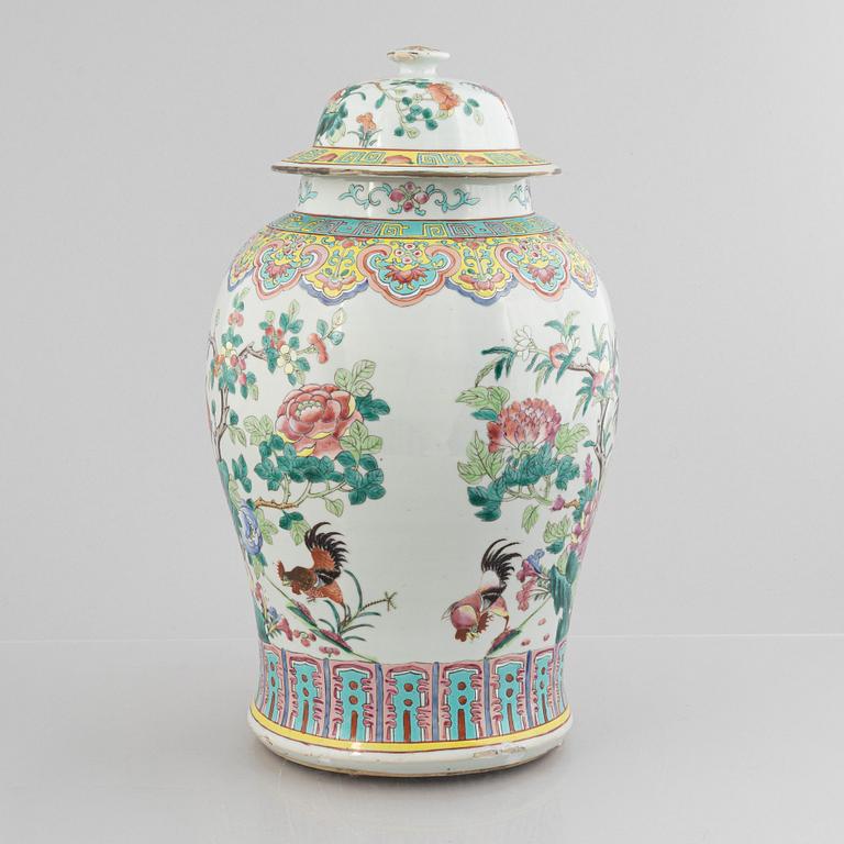 A famille rose 'rooster' jar with cover, Qing dynasty, circa 1900.