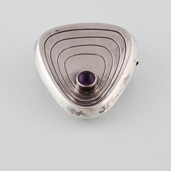 BROSCH, silver med cabochonslipad ametist, Sven Arne Gillgren för Gustav Dahlgren & Co, Malmö, 1955. Vikt 11,7 gram.