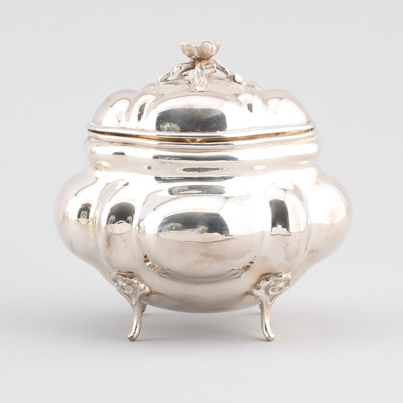 SILVERFÖREMÅL, 4 delar, 1900-talets andra hälft. Total vikt ca 376 g.