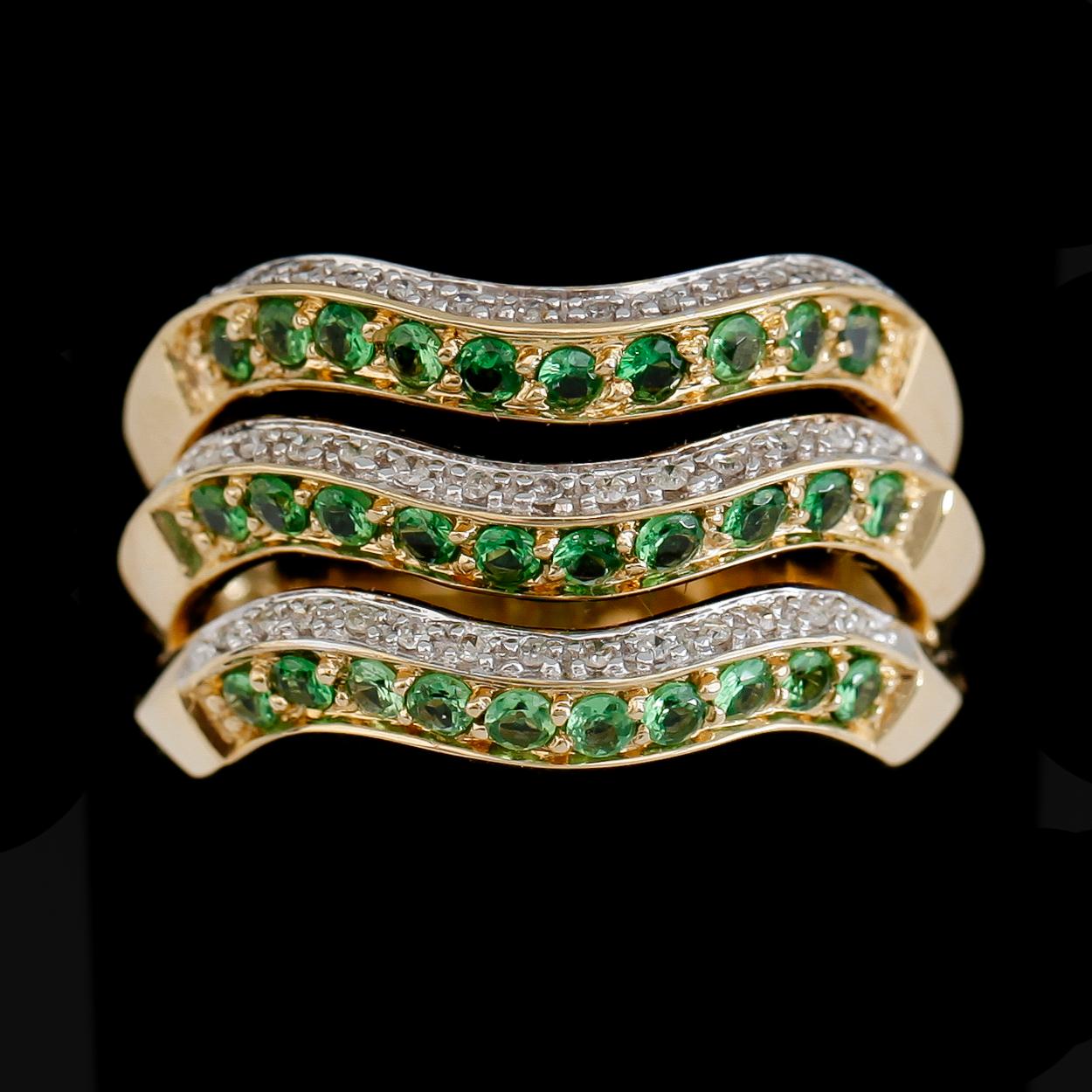 RING, 14 k guld, diamanter tot ca 0.32 ct, gröna tsavoriter tot ca 2.17 ct.