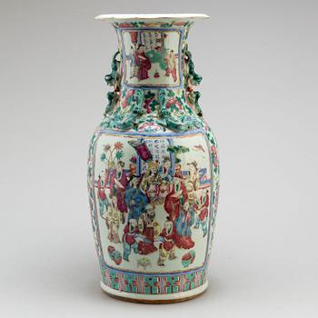 A famille rose vase, Qing dynastin, late 19th century.