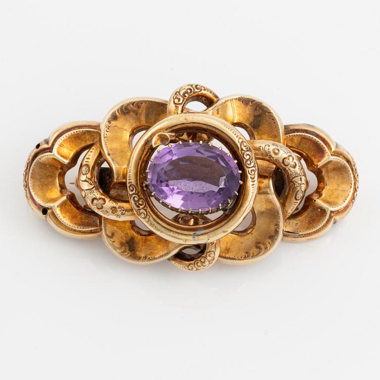 Brosch med oval ametist.
