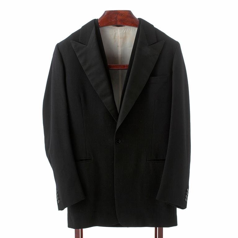 NK / STILENCO, a black wool men's suit consisting of dinner jacket, vest and pants.