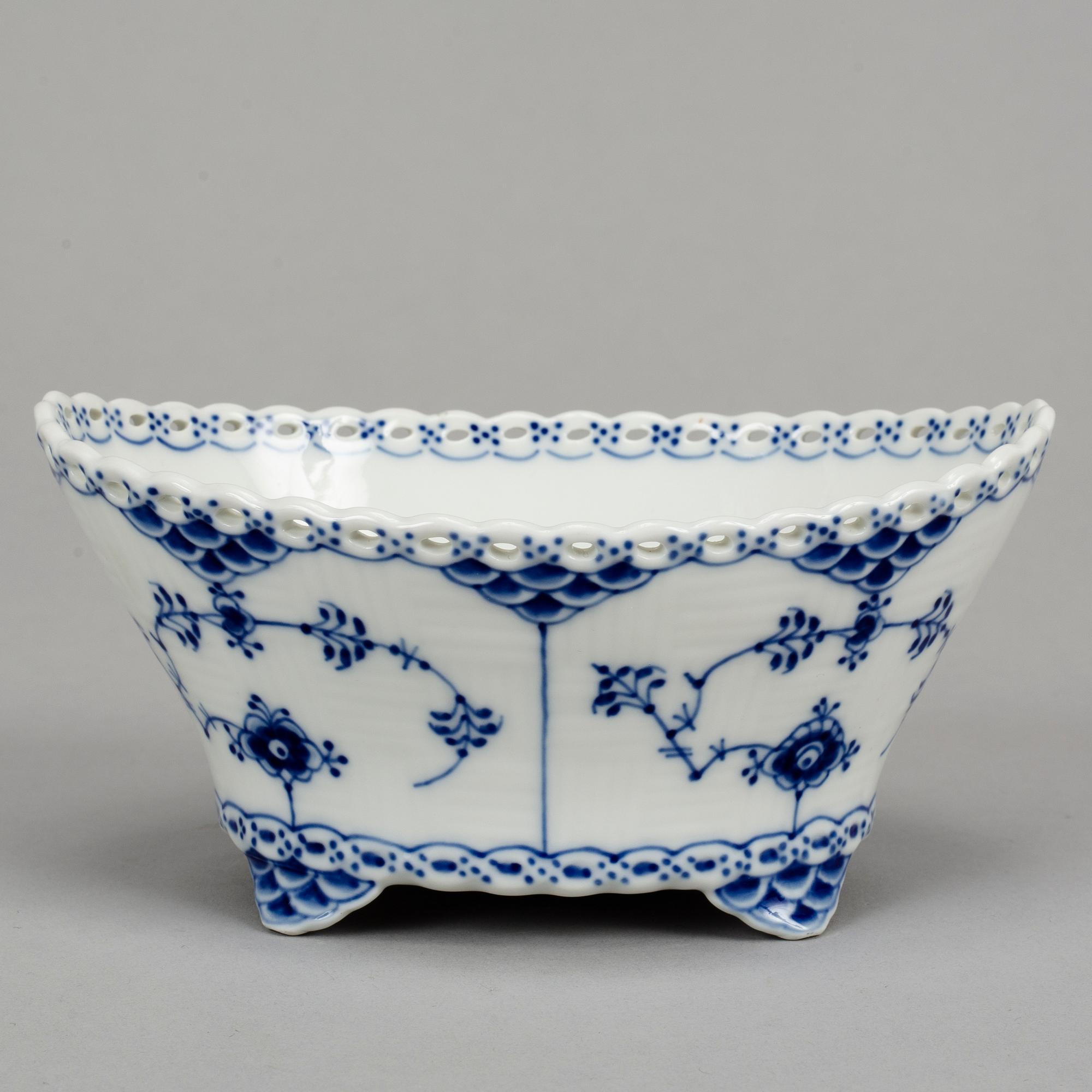 Royal Copenhagen, a 'Musselmalet' part service, Denmark (14 pieces).
