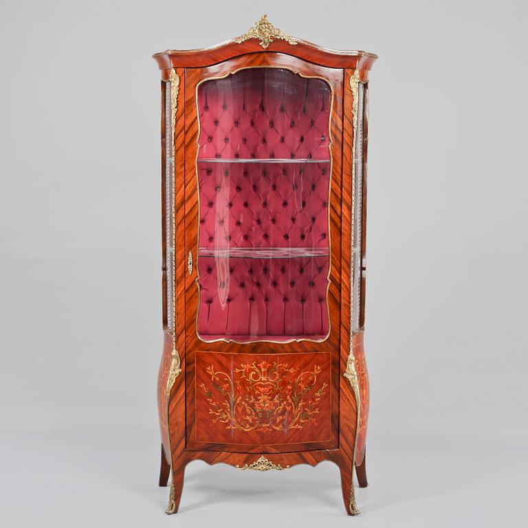 VITRINSKÅP, Louis XV-stil, omkring 1900-talets mitt.