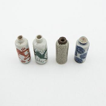 Snusflaskor, fyra stycken, porslin. Kina, tidigt 1900-tal.