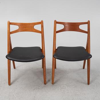 Hans J Wegner, stolar, 2 st, CH 29 "Savbukkestolen", Carl Hansen & söner, 1900-talets mitt.