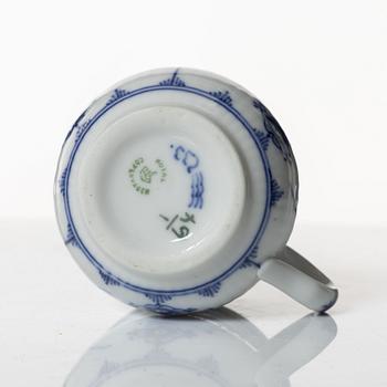 Royal Copenhagen, cremekoppar med lock, 12 st samt bricka, "Musselmalet", Danmark.