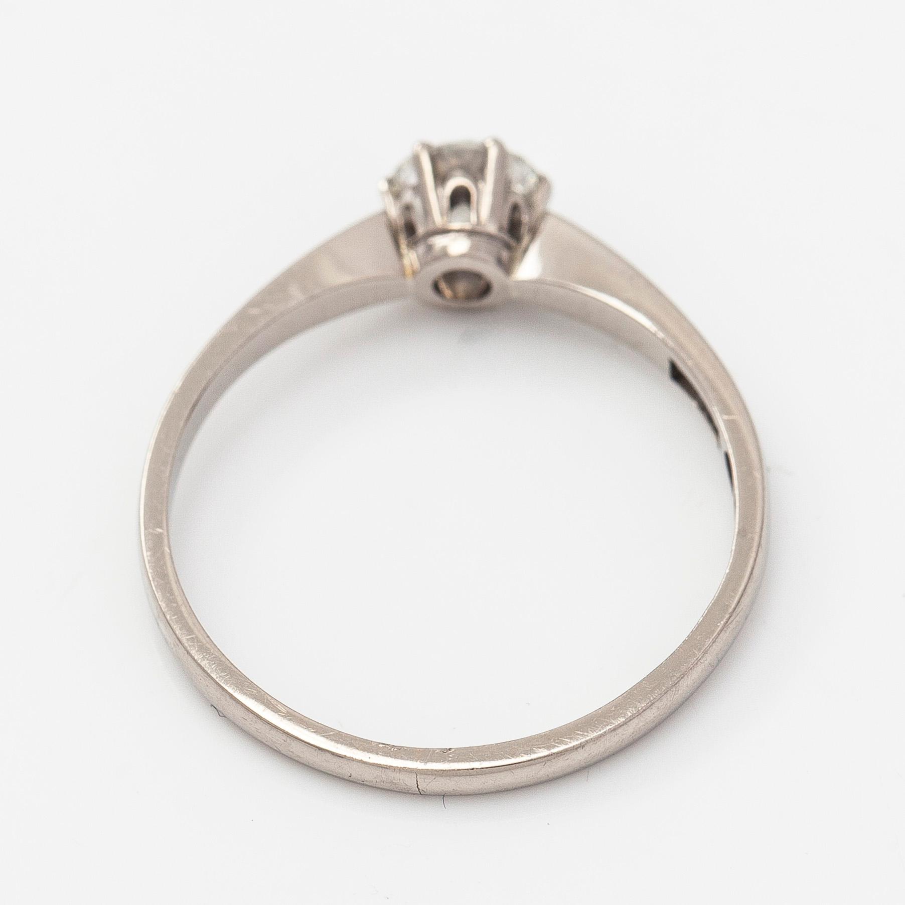 W.A. Bolin, sormus, 18K valkokultaa ja briljanttihiottu timantti.