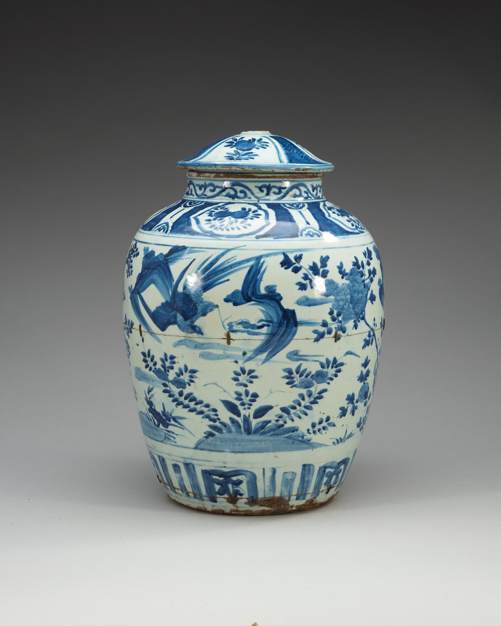 URNA med LOCK, porslin. Ming dynastin, Wanli (1573-1620).