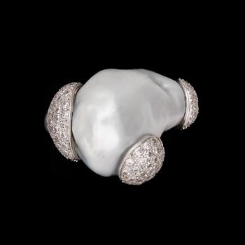 239. RING, odlad barockpärla med briljantslipade diamanter, tot. ca 0.85 ct.