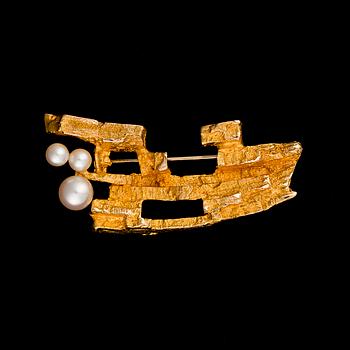 BJÖRN WECKSTRÖM, A BROOCH Bow of Argo 14K gold, cultured pearls. Lapponia 1969.