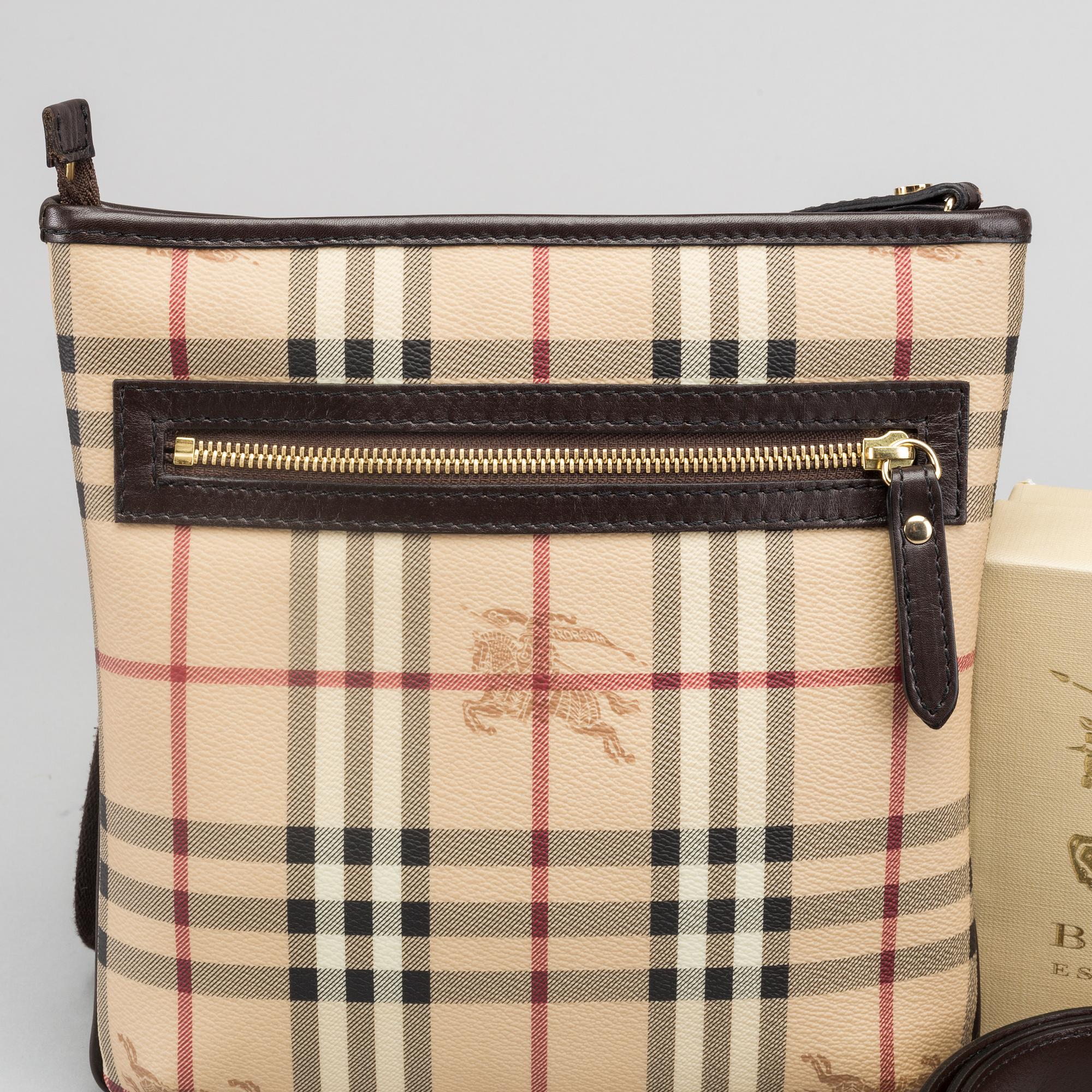 BURBERRY, väska samt skärp.