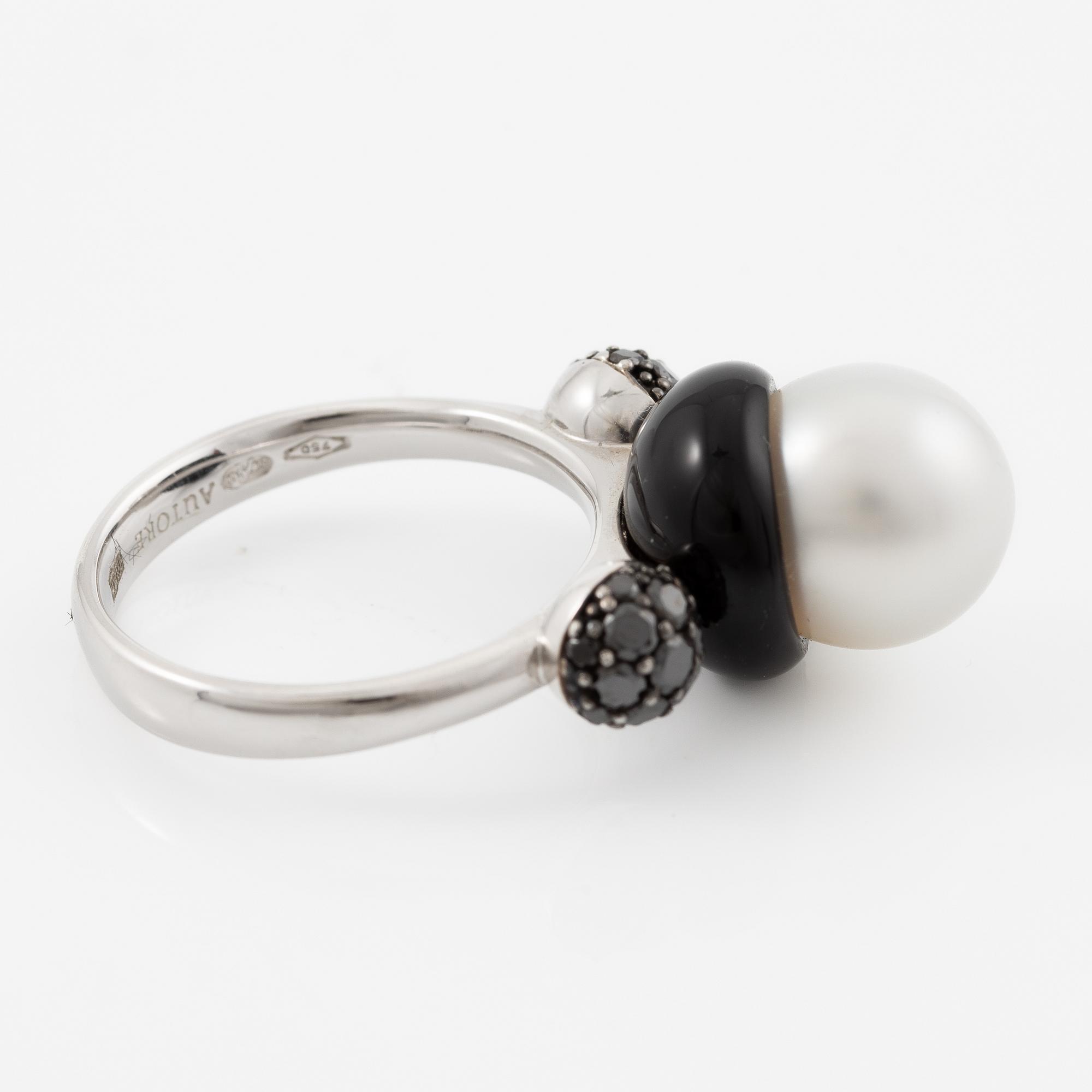Ring 18K vitguld med en odlad Söderhavspärla och svarta diamanter och emalj, Autore.